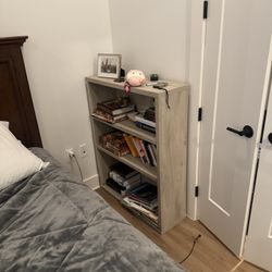 Wooden bookshelf / bookcase