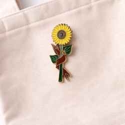 Sunflower Enamel Pin Gold Tone Floral Brooch Yellow Flower Lapel Pin Cute Accessory