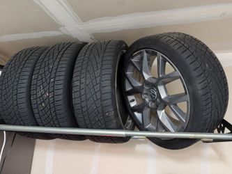Set of 4 OEM Volkswagen Alloy Wheels with 225/40R18 Tires