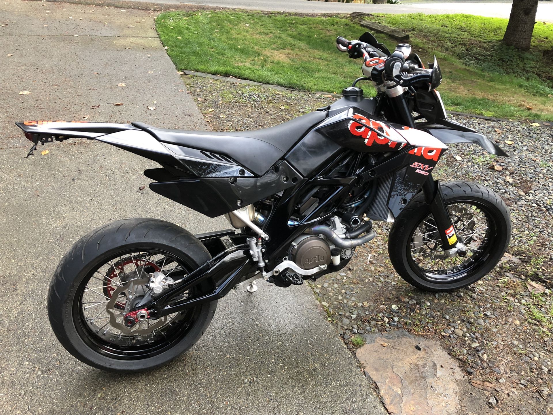 2011 Aprilia SXV 550, Supermoto