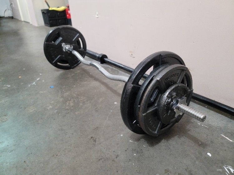 Adjustable curl bar and weights 110lb for Sale in Portland, OR OfferUp