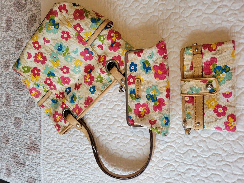 3 Piece Relic Purse Set. Purse Makeup Bag & Wallet. All In Excellent Condition. Used Very Few Times. Bright And Cheery Colors.