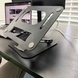 Laptop/macbook Stand
