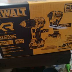 New DeWalt 20v Xr Hammer Drill/Impact Driver Kit 