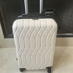 Hercules 20" Hardside Spinner Carry-On – Ivory/Cream