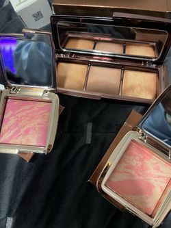 Hourglass make up
