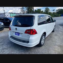 2013 Volkswagen Routan SE