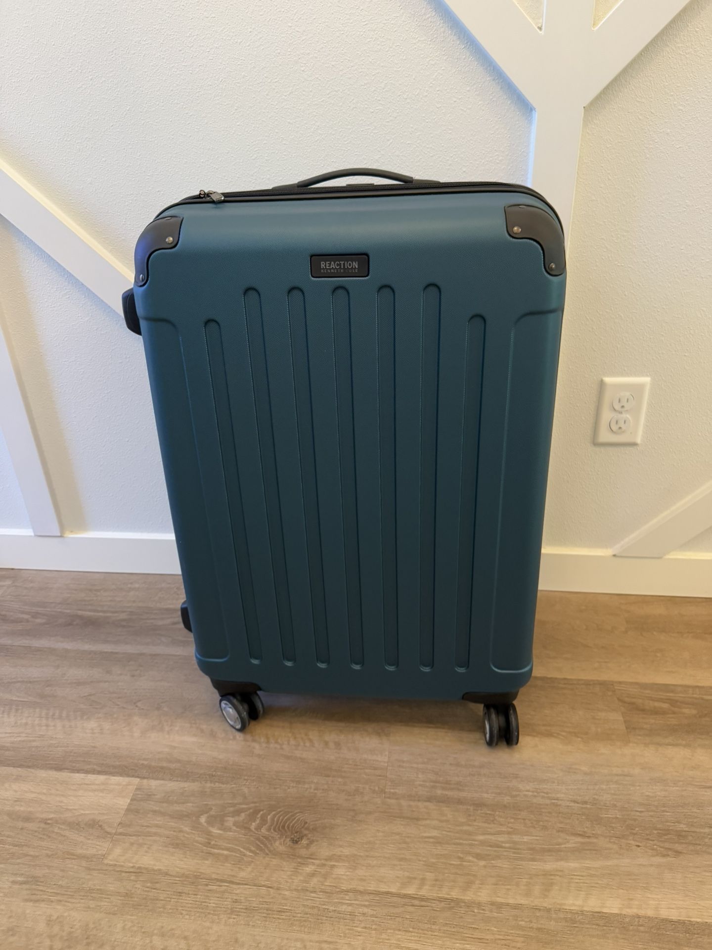Kenneth Cole Reaction Large 8 Wheel Suitcase