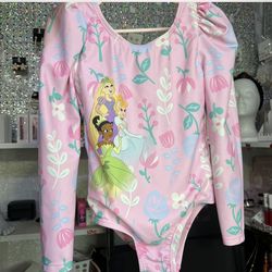 Beautiful bathing suit/ toddler size 5T/ gentle used/ firm on the price/ firme en el precio