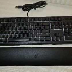 RAZER ORNATA CHROMA GAMING KEYBOARD WITH ERGONOMIC WRIST  REST