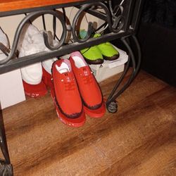 oy soft sneakers red, green white size 8