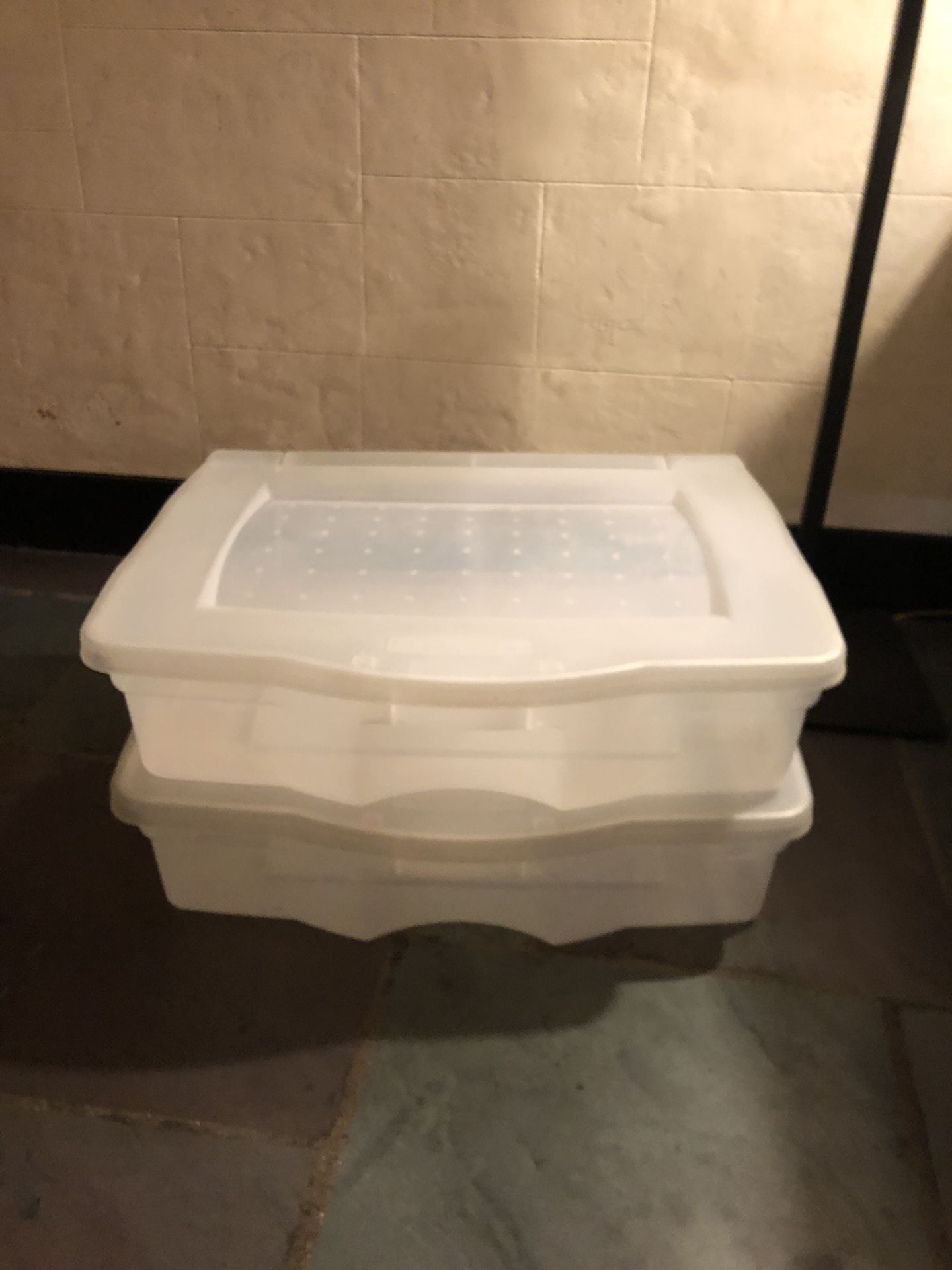 Rubbermaid storage container