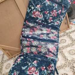 VERA BRADLEY TRAVEL TOILETRIES AND MAKE UP BAG IN EXCELLENT CONDITION