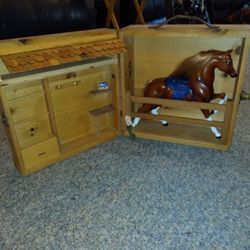 Vintage Bryer Horse. And Stable. Ina Wood Box   200