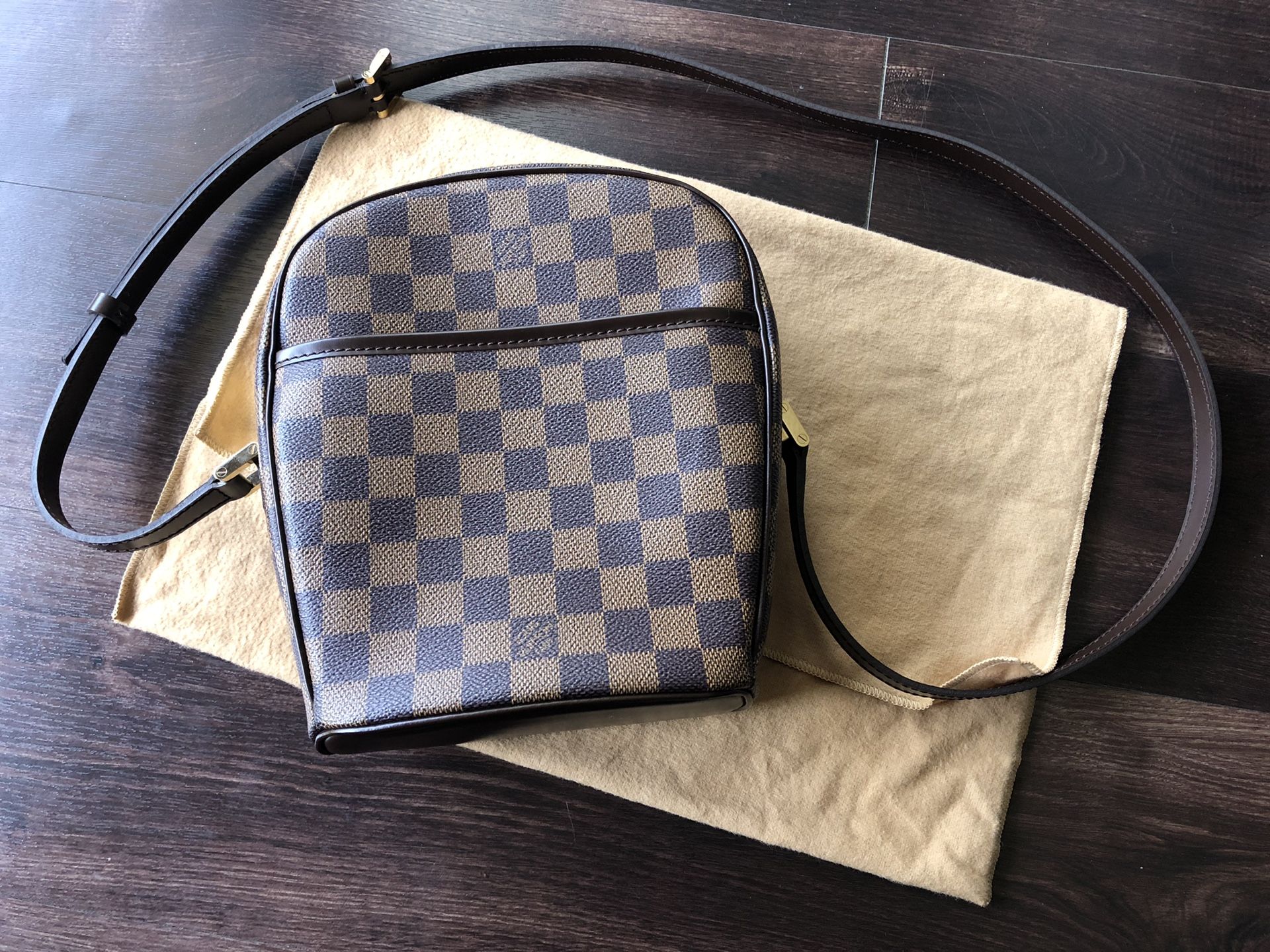 LOUIS VUITTON CROSSBODY SHOULDER BAG