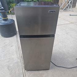 Magic Chef Mini Fridge 