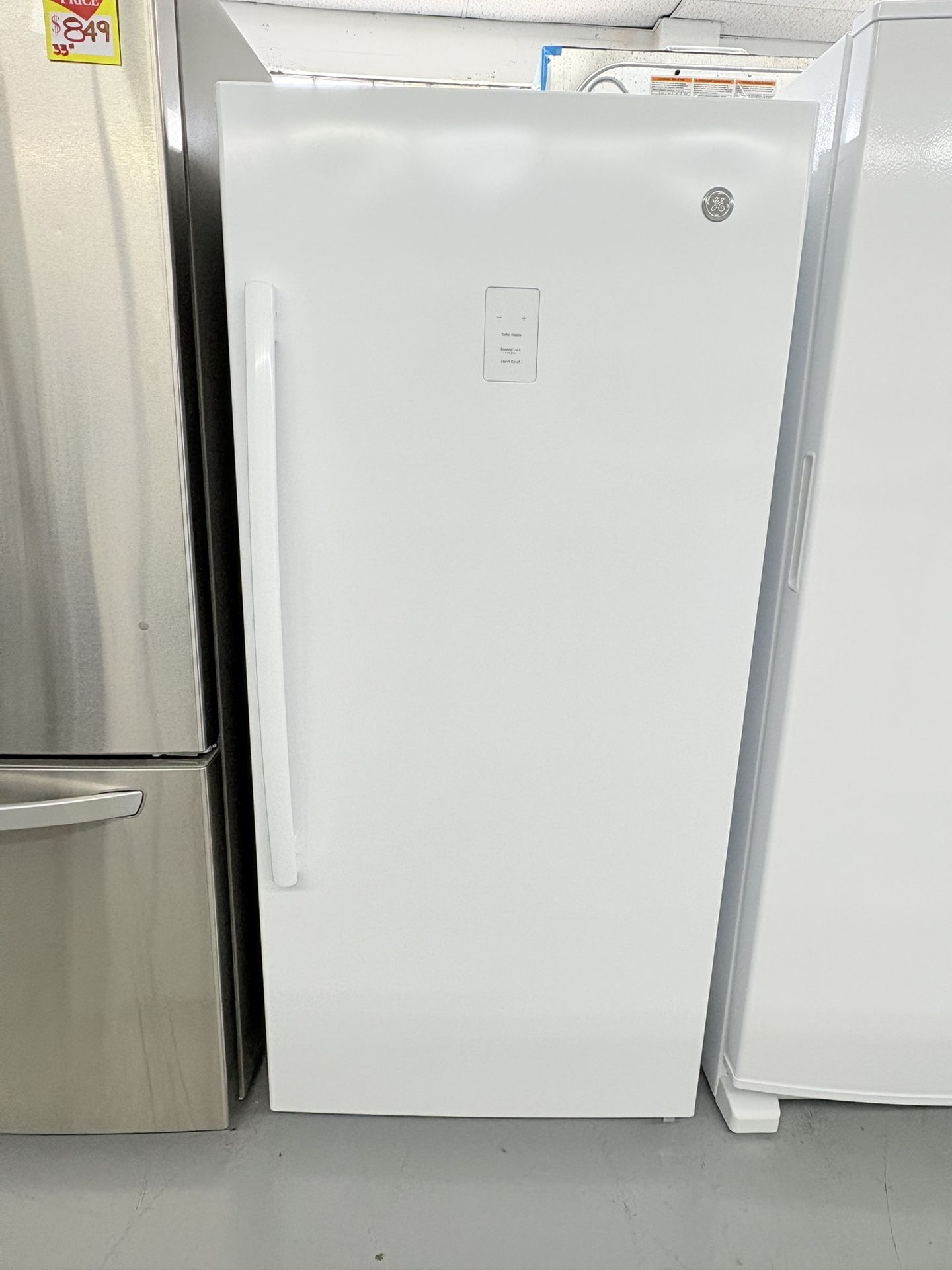 GE 28” 14.1 Cu Ft Capacity Freezer