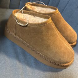 Bear paw Slippers Size 4 Youth 