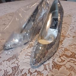 New Size 8 Women's Silver Sequin Pumps
