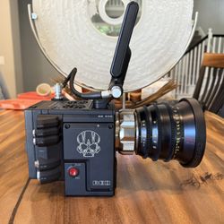 RED EPIC-W 8K HELIUM S35 Full Cinema Rig – 17.6 Hrs – RED 18-50mm T3 Zoom, Monitor, EVF, Power, Reader, Rig Kit