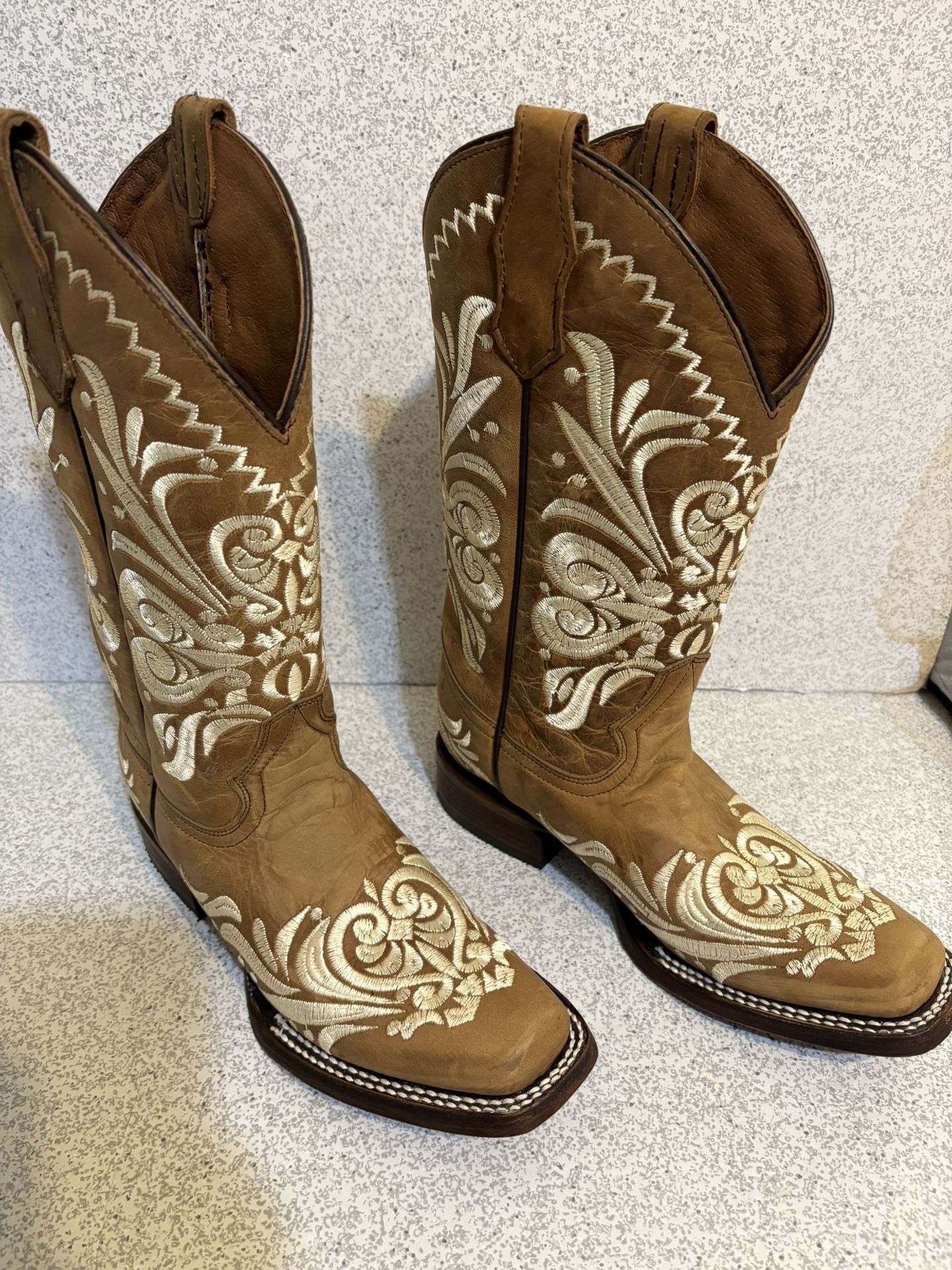 Womens Circle G  Leather Western Boots Size 8 Square Toe.