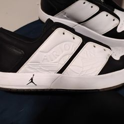 AIR JORDAN RETRO MENS SIZE 9.5