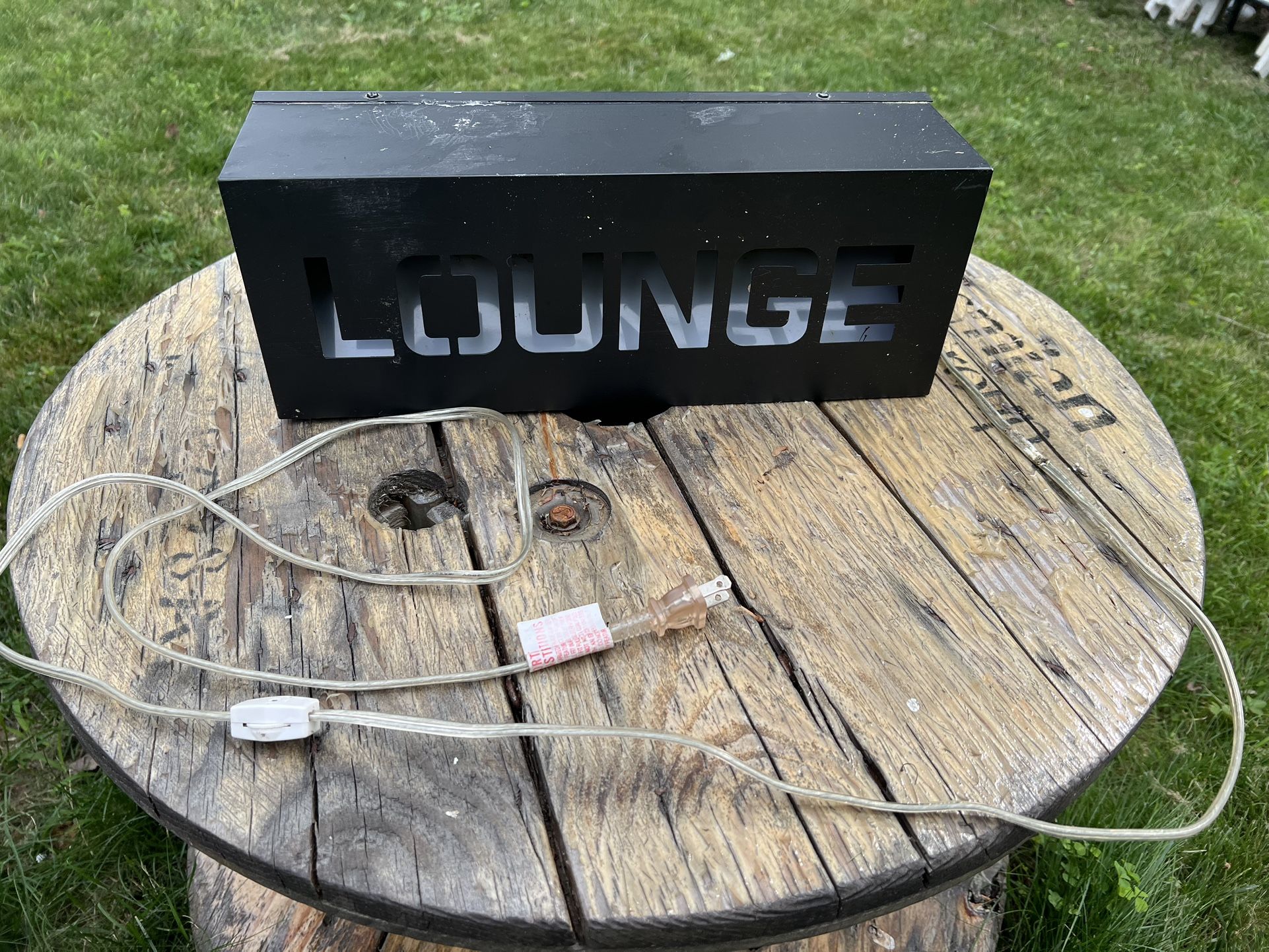“lounge” Sign