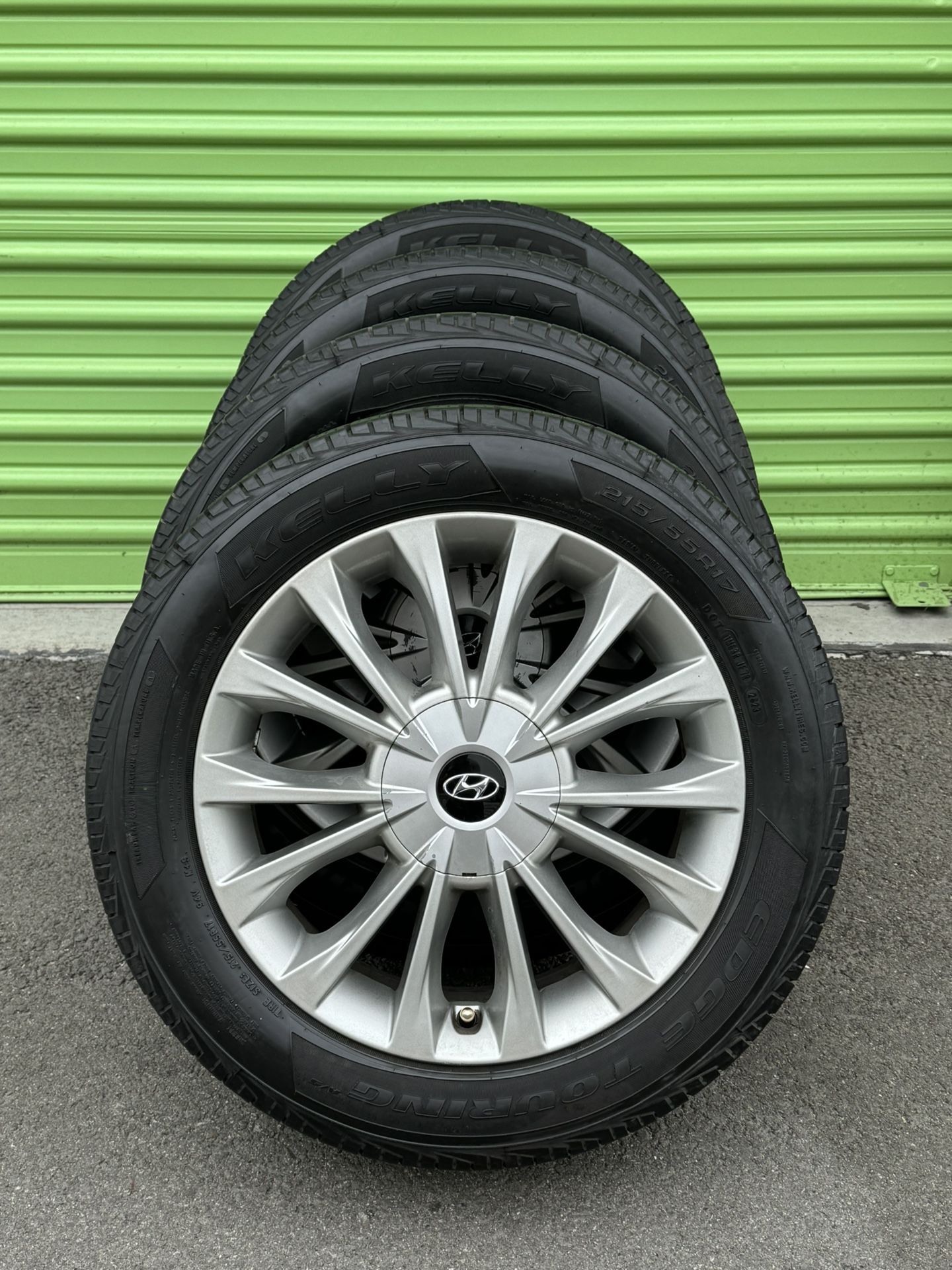 Hyundai Wheels & Tires Set 