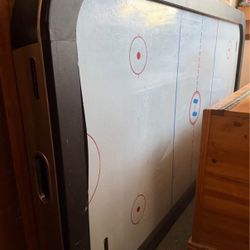 Air hockey table