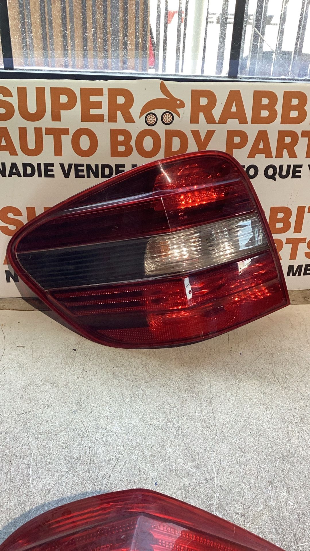 2006 Mercedes ML Driver Tail Light Black Bezel Original 🔥 2011