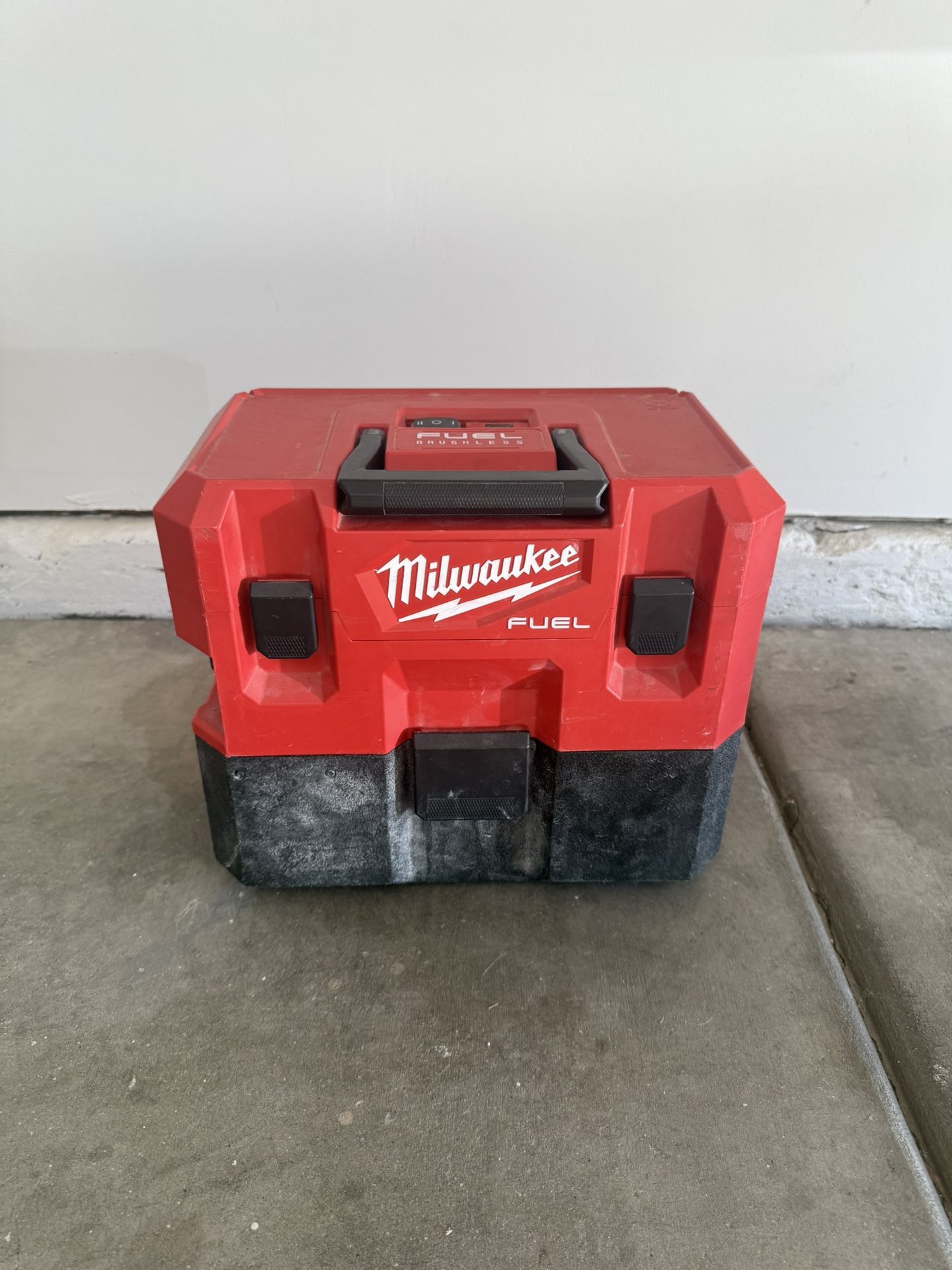 M12 FUEL 12-Volt Lithium-Ion Cordless 1.6 Gal. Wet/Dry Vacuum