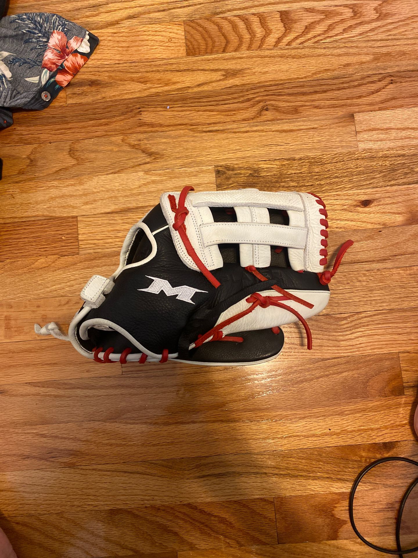 Miken player series 13.5 inch softball glove