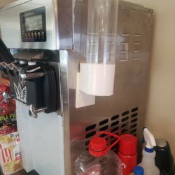 VEVOR Commercial Ice Cream Maker Machine, 2+1 Flavor Countertop Soft Serve Machine, 5 Gal/H Commercial Ice Cream Maker w/Two 3L Hoppers, Soft Ice Crea