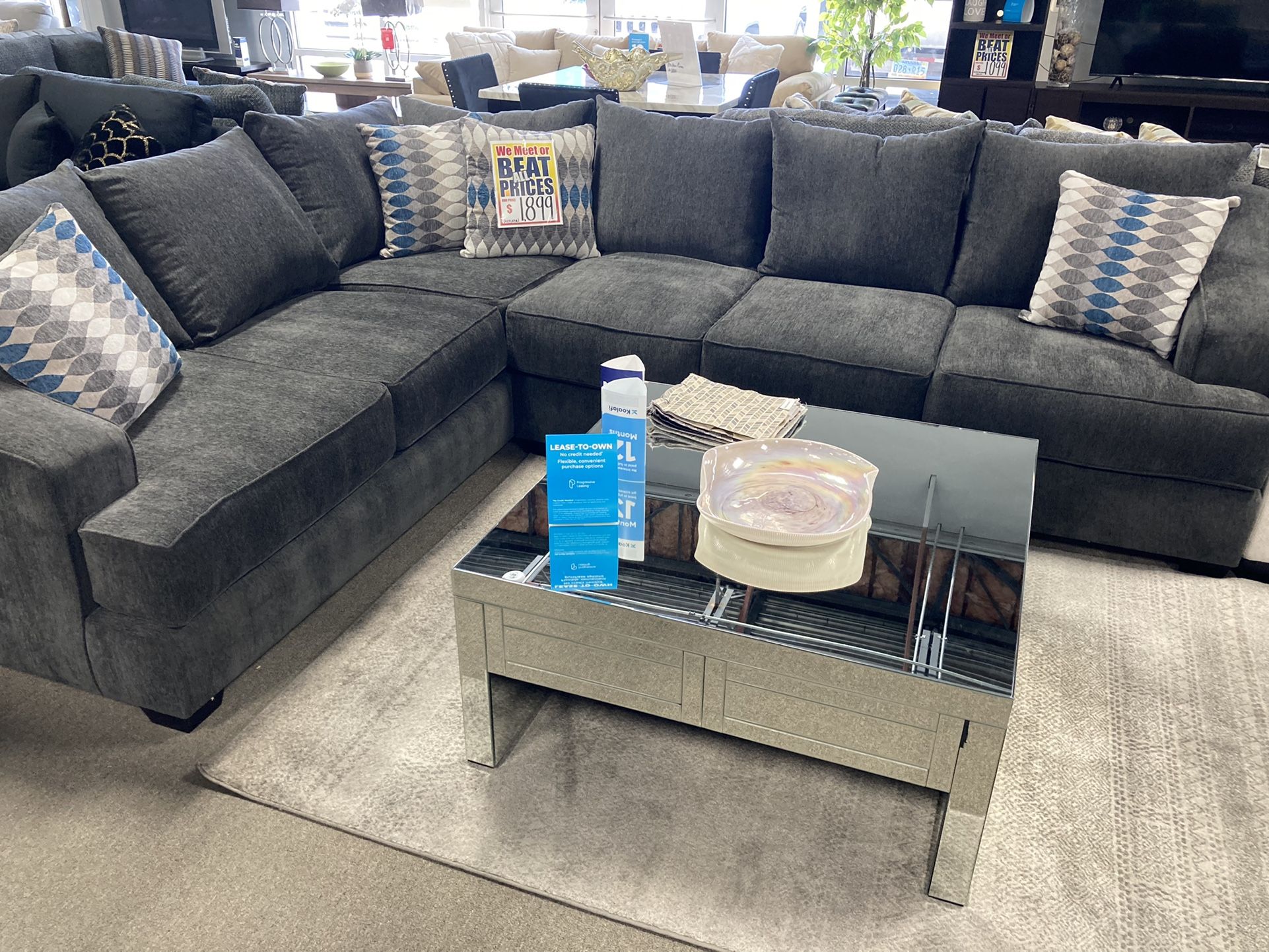 Lovely Sectional ✨🖤 Easy Financing Available ✨🤍 Free Delivery 🚚