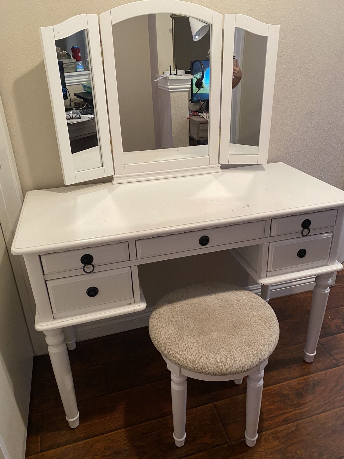 Vanity Desk With Stool Good Condition 