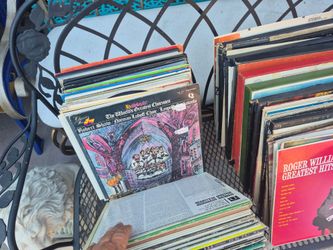 LARGE COLLECTION OF ALBUMS