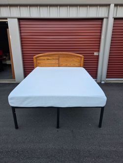 Queen-size Zinus Mattress with Metal Platform Frame and Oak Headboard