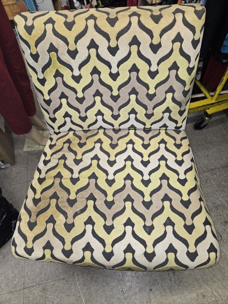 Chair ( Not Responding To Is This Available) Read Description 