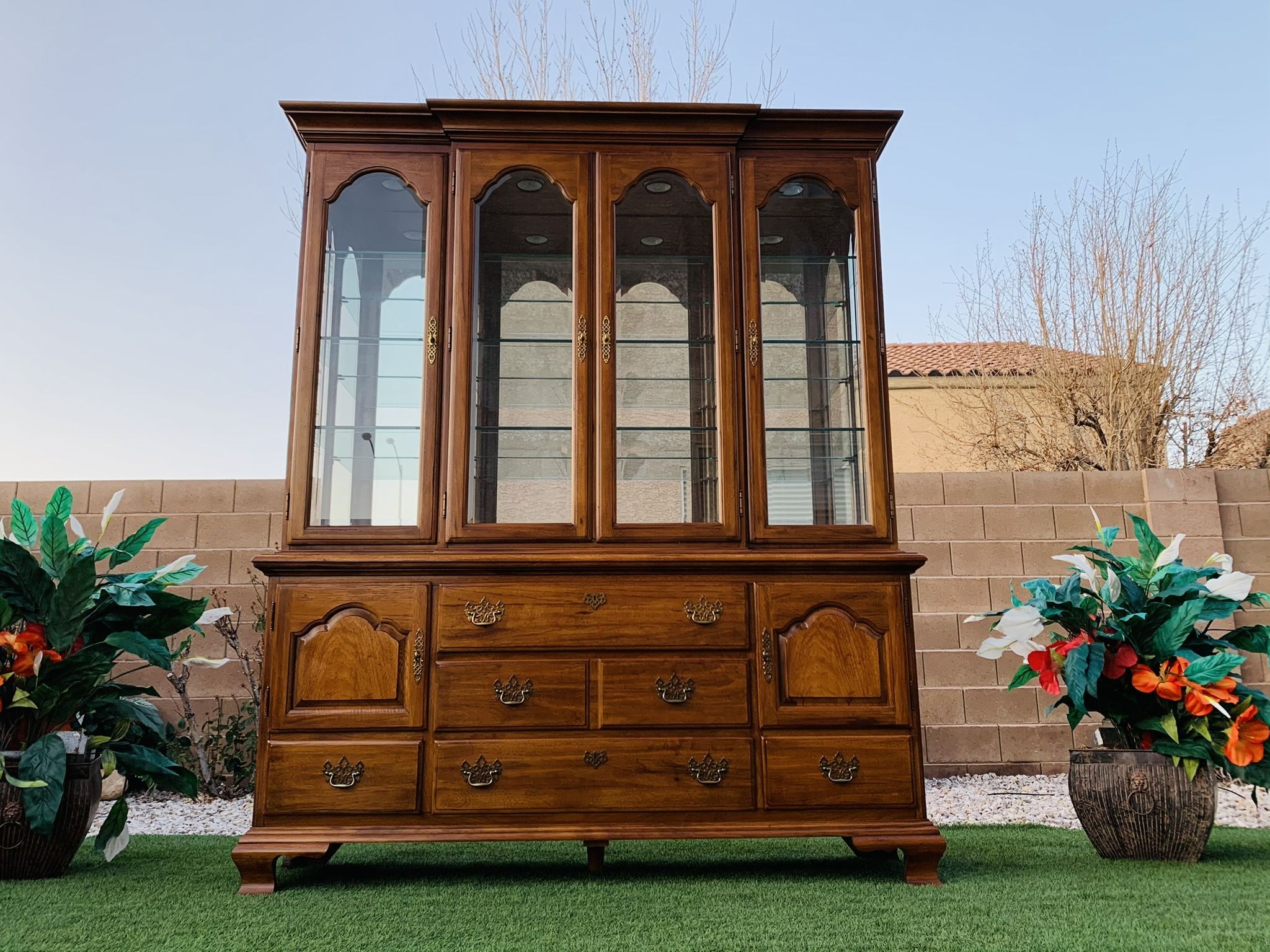 BEAUTIFUL AOK WOOD CHINA CABINET ( THOMASVILLE ) FREE DELIVERY 🚚 FIRM PRICE $1250 ( GENTLY USED 👌🏻🥰 )