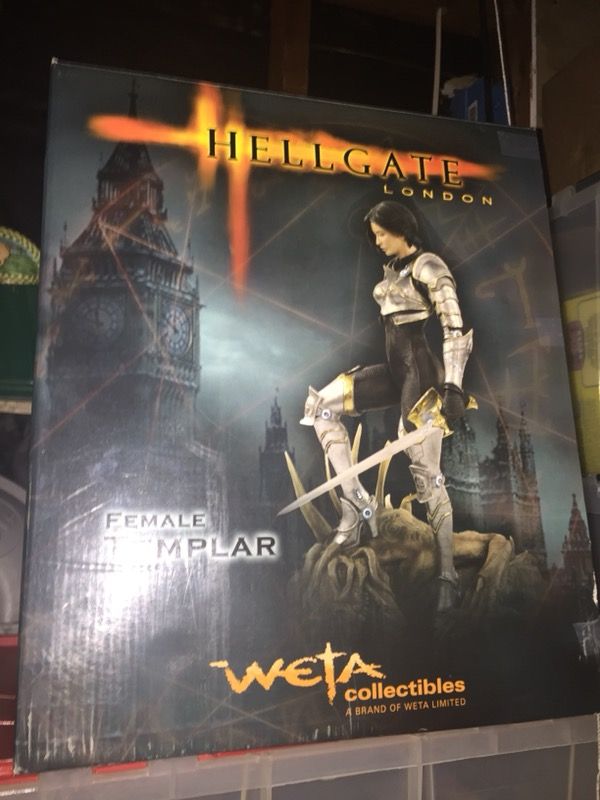 Rare WETA HELLGATE FEMALE TEMPLAR STATUE Near mint in box. No paper work. 37/ 1000 PCS CASTED Near Mint iN Box 2 box edges have cle