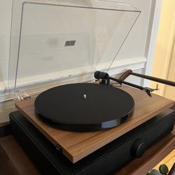 Pro-Ject E1 Plug & Play Turntable w/ Bluetooth and Andover Speaker