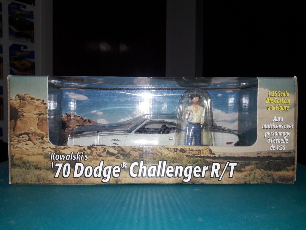 DODGE CHALLENGER Vanishing Point 1970 Challenger and Kowalski figure