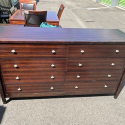 8 Drawer Dresser With 2 Nightstands