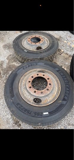 Three crossleader Drive tires 295/75R22.5
