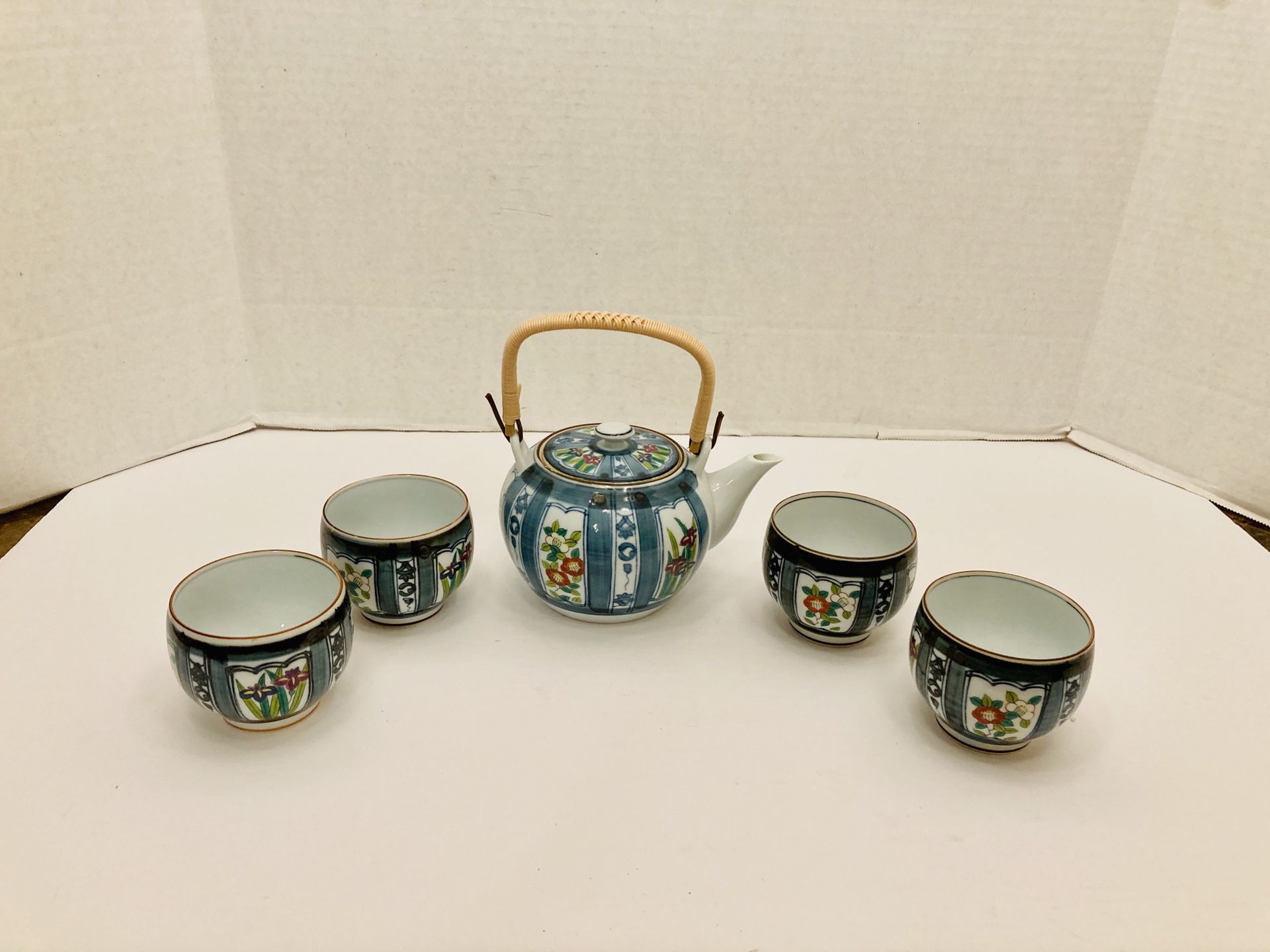Vintage Japanese Porcelain Tea Pot Woven Handle with 4 Tea Cups