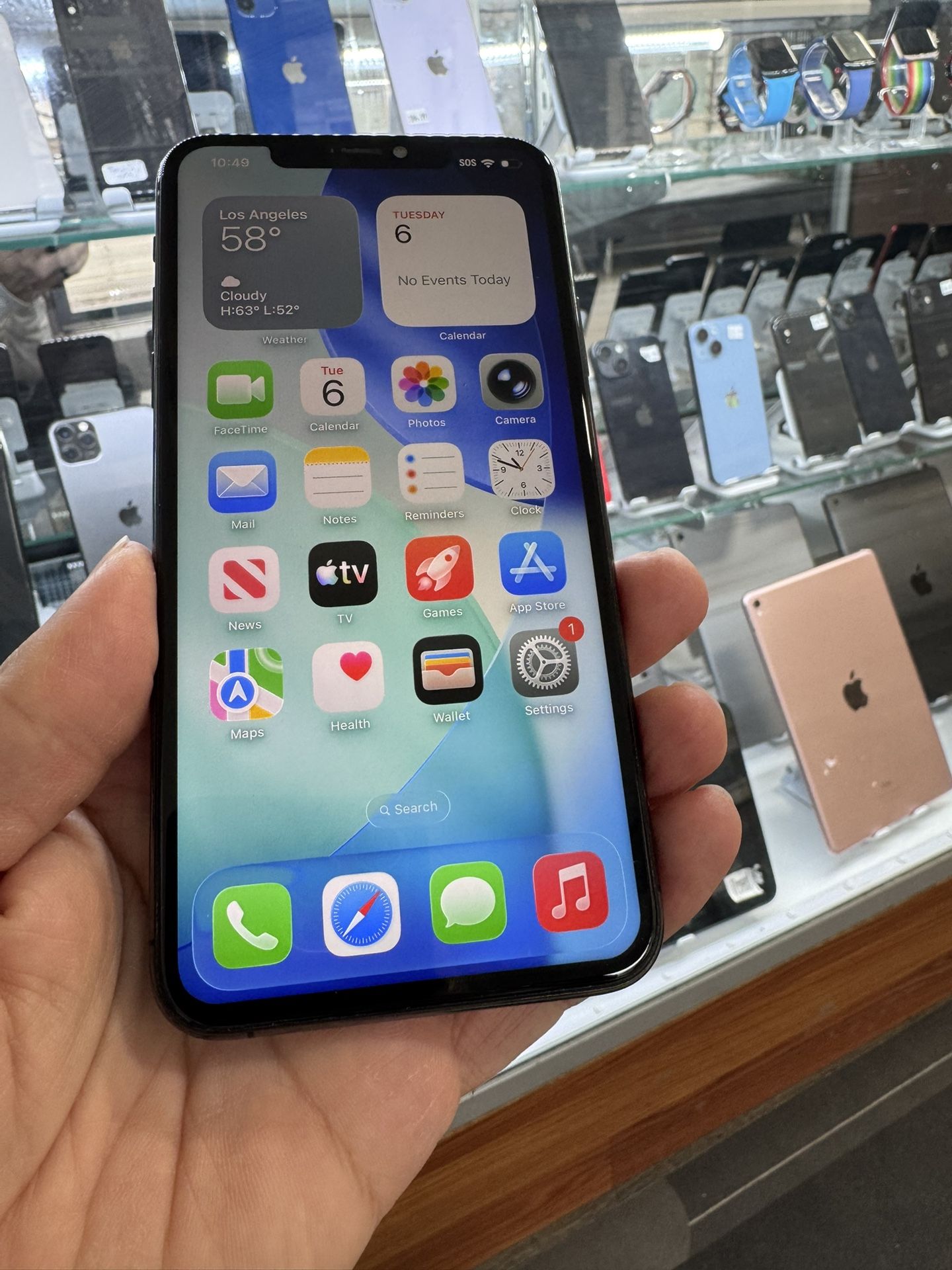 Unlocked iPhone 11 Pro Max with 100% Battery Desbloqueado for all carriers.