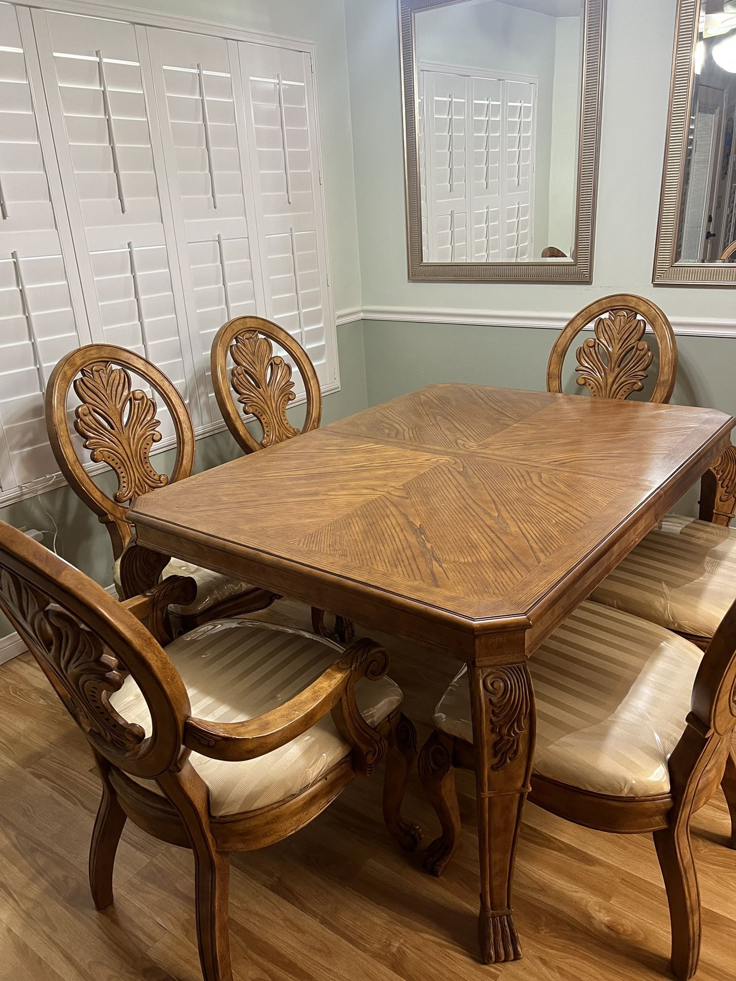 Dining room set, medium oak color, six chairs and center leaf