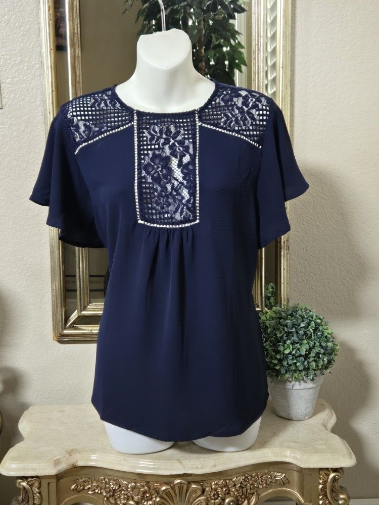 Women's Top Size Medium.