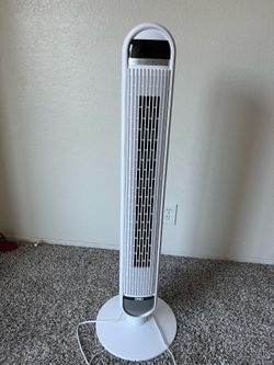 White Dreo tower fan with remote