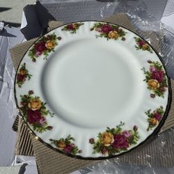 Old Coutry Roses 🌹 1962 Royal Albert Set Of 4 Plates  $20 
